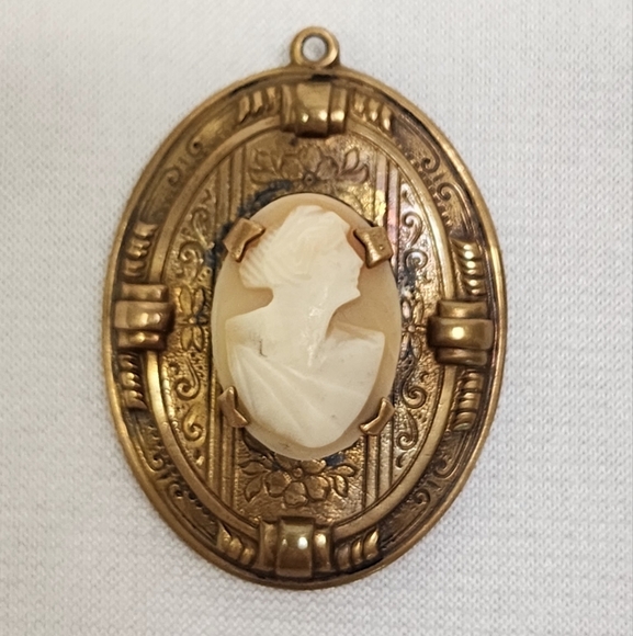 Vintage Cameo Brass Locket Pendant - Picture 9 of 9